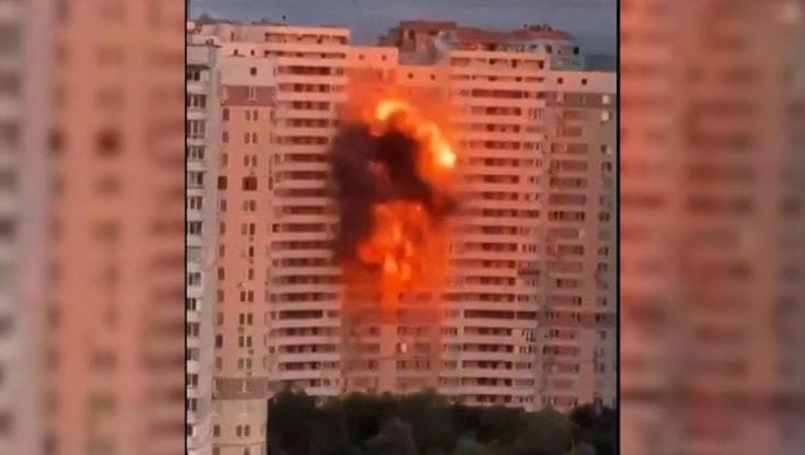 Ucraina, Kiev sotto attacco: il drone colpisce un palazzo residenziale