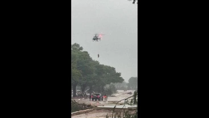 Inondazione in Texas, il soccorso con l'elicottero nell'area devastata
