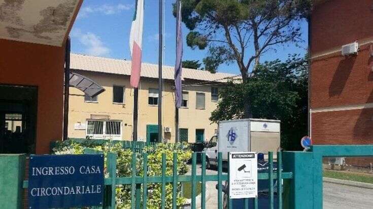 Pescara, un detenuto si suicida e nel carcere scatta la rivolta: incendio e diversi intossicati