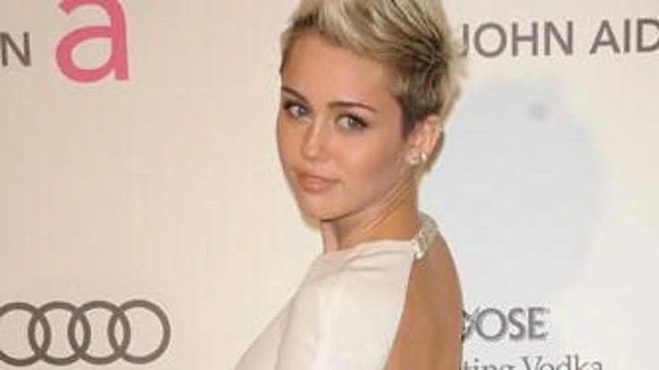 Miley Cyrus ricoverata dopo una grave infezione al ginocchio. Ora sta bene