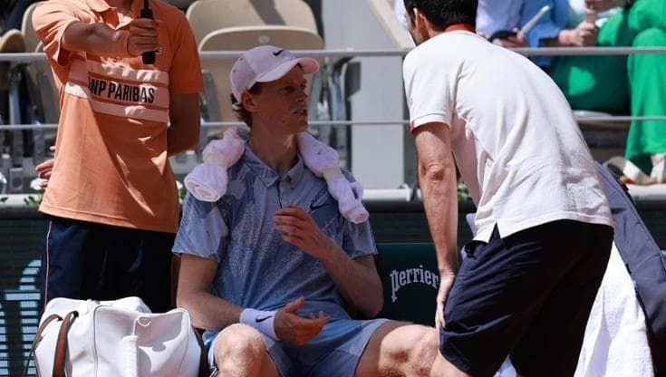 Sinner, malore durante il match contro Cerundolo al Roland Garros: “Ho bisogno di vomitare”