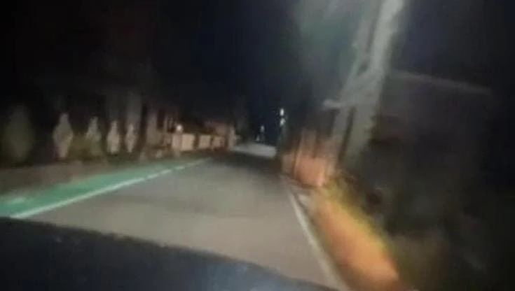 Sale sul tetto dell'auto per fare un video e cade: grave ragazzo di 23 anni