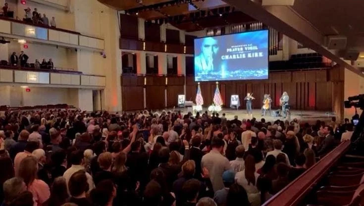 Washington, canti e candele per Charlie Kirk: la destra americana si raccoglie nel ricordo