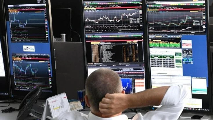 Piazza Affari accelera spinta dalle banche. Ma è fuga dai listini