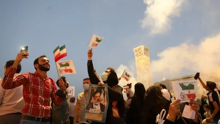 Iran, nella piazza che acclama il nuovo presidente Raisi: 