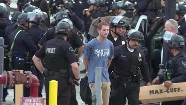 California, continuano le proteste nonostante il coprifuoco: numerosi gli arresti di manifestanti