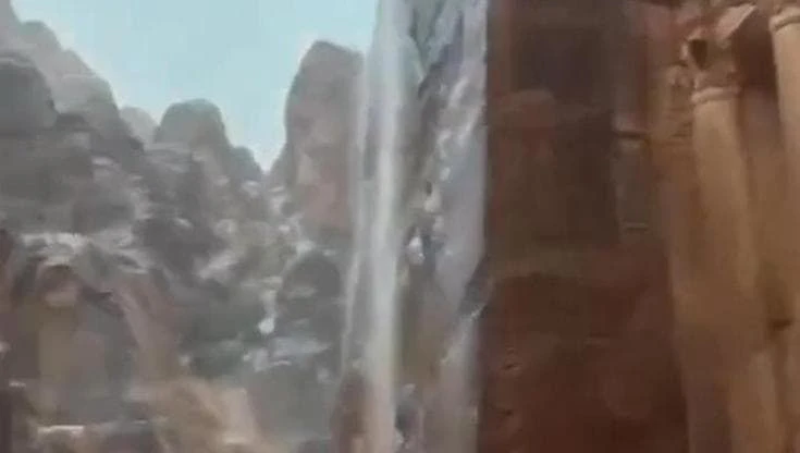 Giordania, cascate d'qcqua nell'antica città di Petra colpita da forti temporali