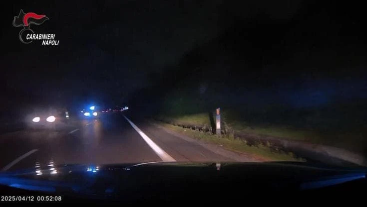 Napoli, in fuga dai carabinieri fa 10 chilometri di superstrada contromano
