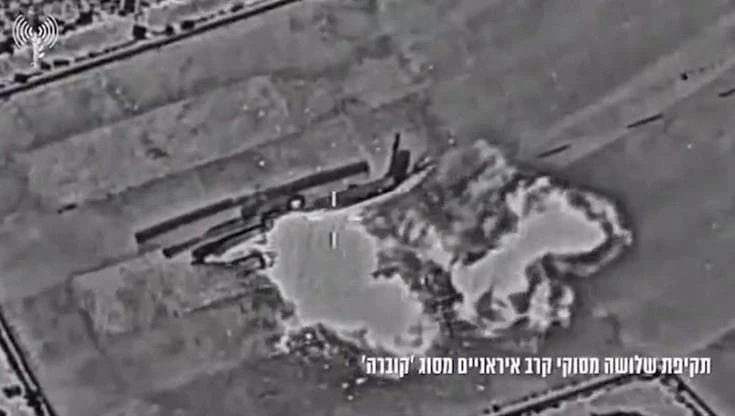 L'esercito israeliano bombarda elicotteri iraniani a terra: il video del raid