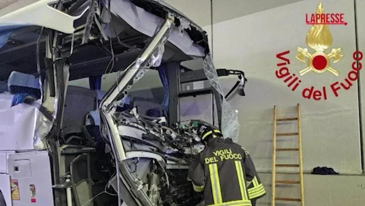 Scontro tra tir e bus scolastico a Lomazzo: i soccorsi in elicottero