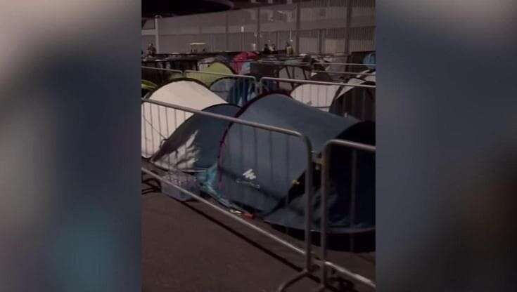 Vasco Rossi a San Siro, i fan riempiono di tende gli ingressi dello stadio per trascorrere la notte