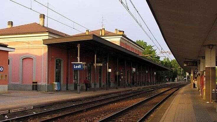 Passeggero senza biglietto picchia la capotreno e il macchinista a Lodi: denunciato