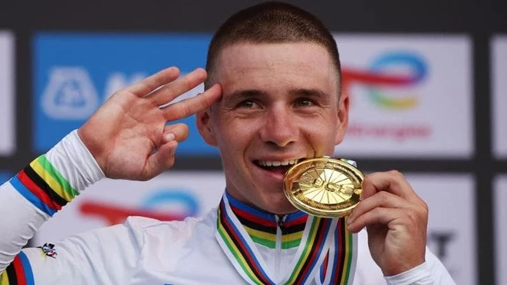 Evenepoel d’Africa: terzo mondiale consecutivo a cronometro, Pogacar ripreso e staccato
