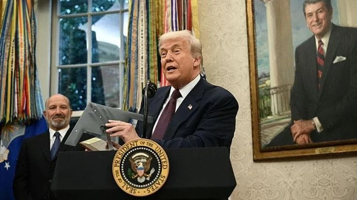Le Borse oggi, 7 agosto. Scattano i dazi, Trump a mezzanotte: “Miliardi di dollari stanno arrivando negli Usa”
