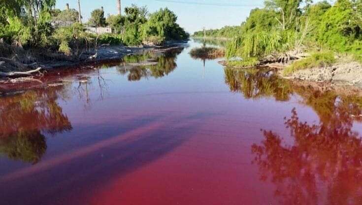 Argentina, il mistero del fiume rosso: l'affluente del Rio Plata colorato, ma non è chiaro il motivo