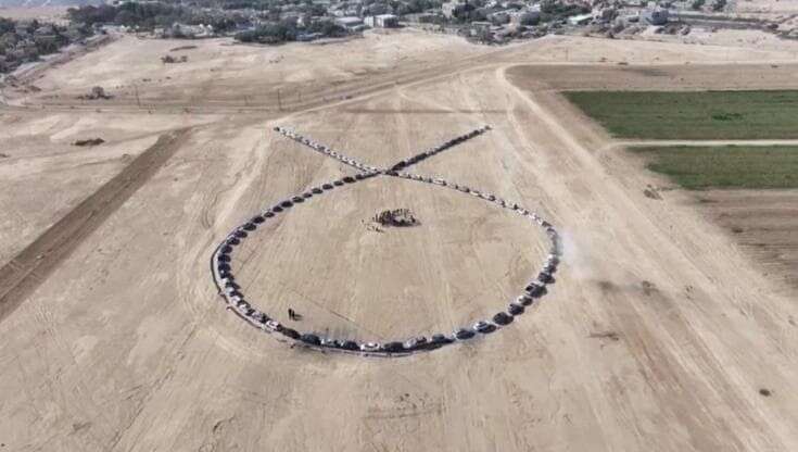 Israele, 100 auto nel deserto formano il nastro simbolo degli ostaggi