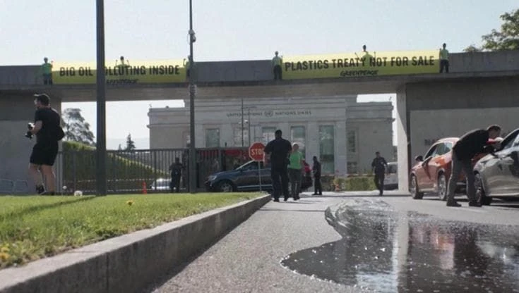 Vernice nera davanti all’ONU, Greenpeace a Ginevra: “Fuori l’industria del petrolio dai negoziati”