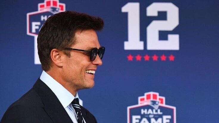 Nfl, la notte di Tom Brady, mai più nessuno con la 12, una statua per lui: “Io, un Patriot per sempre” e abbraccia Bill Belichick