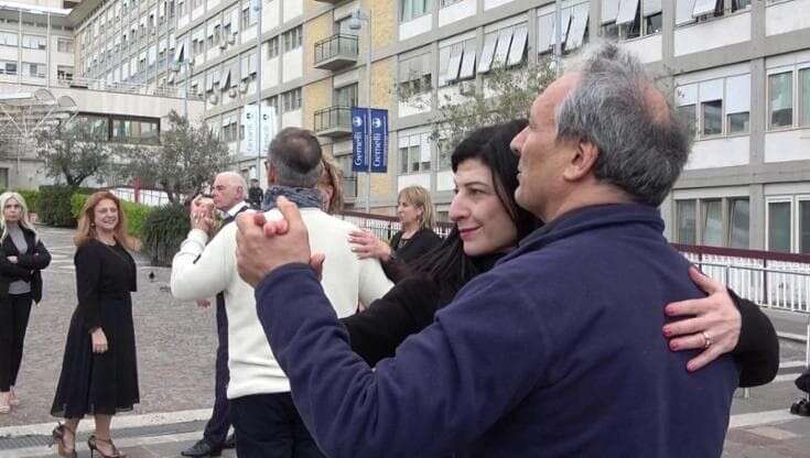 Un tango per il Papa, così i ballerini pregano davanti al Gemelli