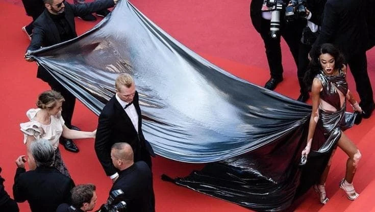 No a nude loook, sneakers o selfie: a Cannes cambiano le regole del red carpet