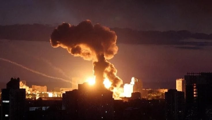 Kiev, notte di inferno sotto i missili balistici russi: le immagini delle esplosioni nella capitale