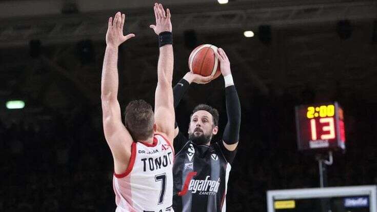 Finale scudetto, l’Olimpia batte la Virtus in gara 1. Messina: “Vittoria importante ma la serie è molto lunga”