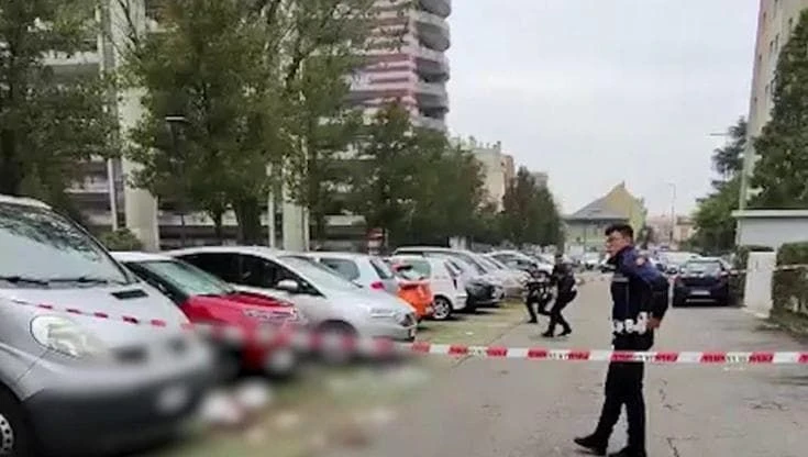 Milano, donna accoltellata al volto e al corpo sotto casa: i rilievi della polizia in strada