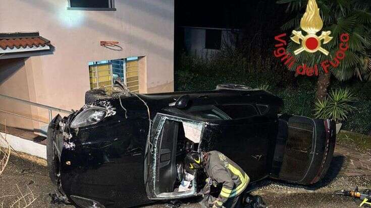 Inverigo, la Porsche esce di strada e si schianta contro il muro di una casa