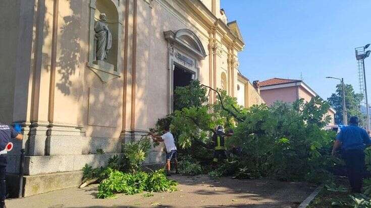 Cade un albero e colpisce otto persone fuori dall’oratorio, gravi una mamma e una bambina di 7 anni