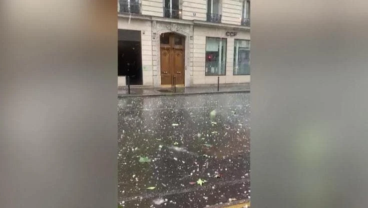 Tempesta di grandine su Parigi: alberi caduti in strada, in frantumi i vetri delle finestre