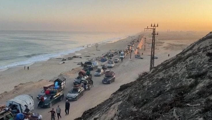 Gaza. Israele allarga l'offensiva: la fuga delle famiglie palestinesi verso il sud