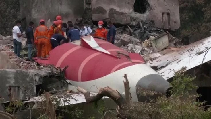 Boeing schiantato ad Ahmedabad: le prime immagini delle indagini sul campo