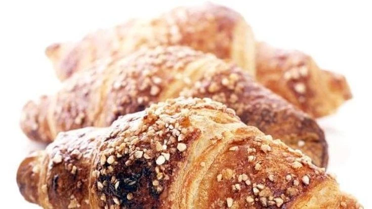 Treviso, la brioche tagliata a metà costa 10 centesimi in più: polemica in pasticceria
