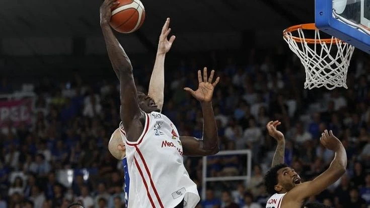 Basket, Brescia batte Milano e pareggia la serie (1-1)