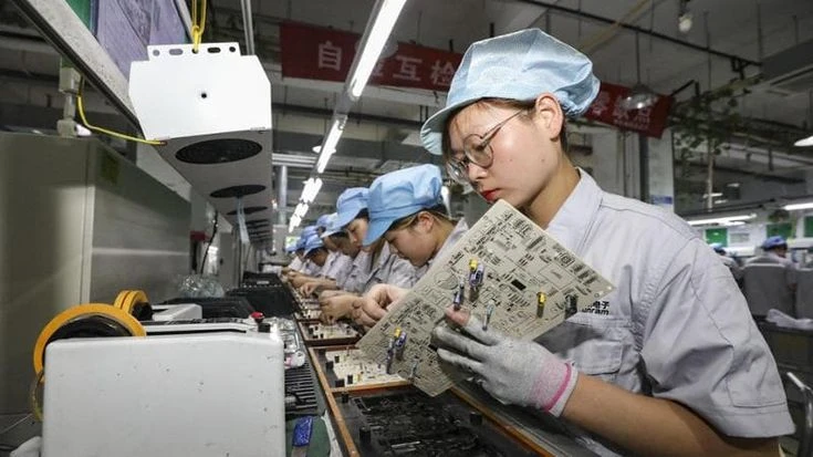 Nuova stretta anti Cina: gli Usa mettono al bando smartwatch e telecamere