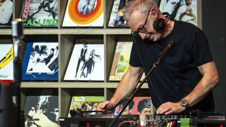 “Radio Linetti”, Linus torna in teatro con ricordi e aneddotti della sua carriera