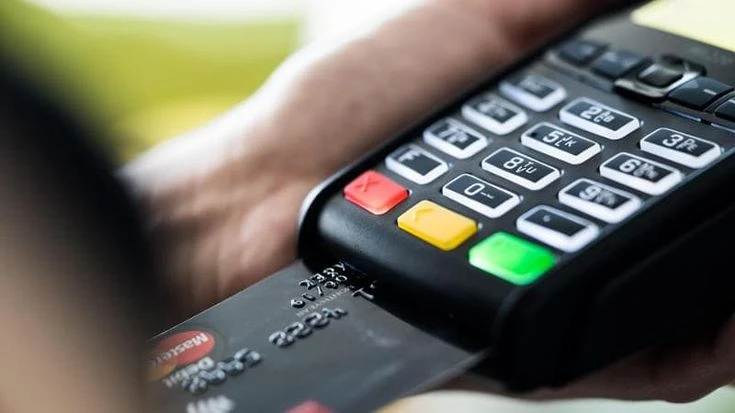 Truffa del pos, ecco come finti volontari svuotano il conto: come funziona e come difendersi