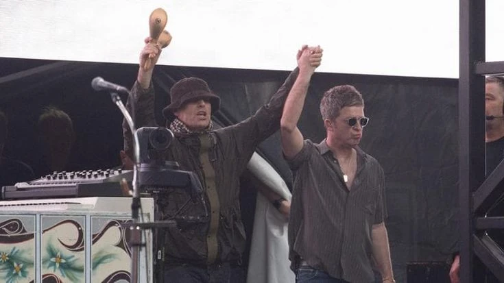 Tom Cruise fa pace con gli Oasis: dopo le liti si scatena al concerto di Wembley