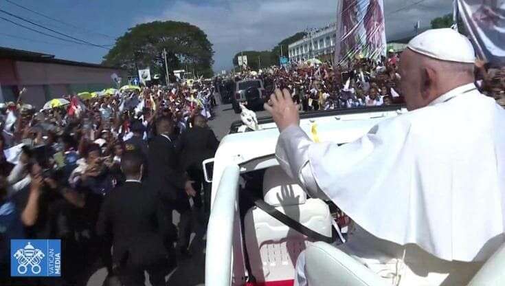 L'arrivo di Papa Francesco a Timor Est, accolto da migliaia di persone lungo le strade di Dili