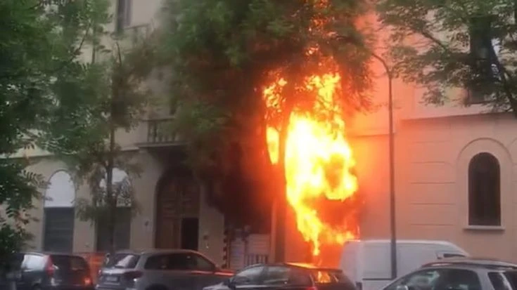 A fuoco un’autofficina in zona Gambara, le fiamme hanno raggiunto il terzo piano del condominio