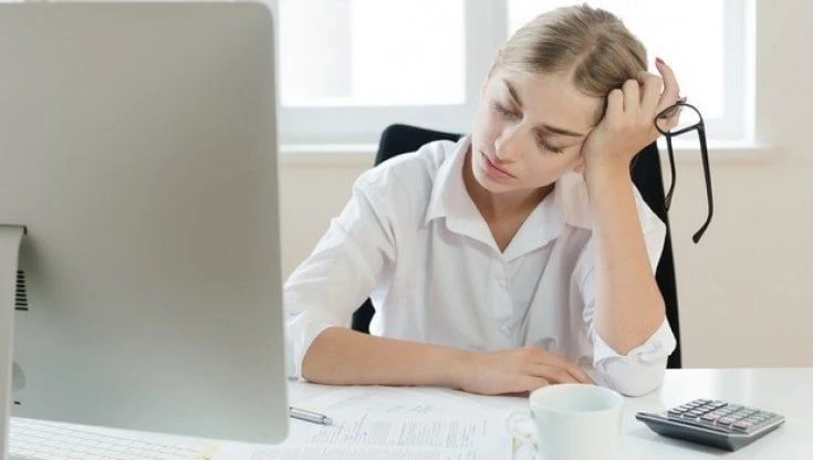 Sonno di giorno e difficoltà a dormire la notte: che cos'è la narcolessia