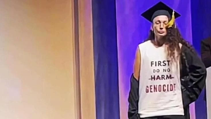 Tel Aviv, alla laurea in medicina il giuramento di Ippocrate diventa “Non commettere genocidio”