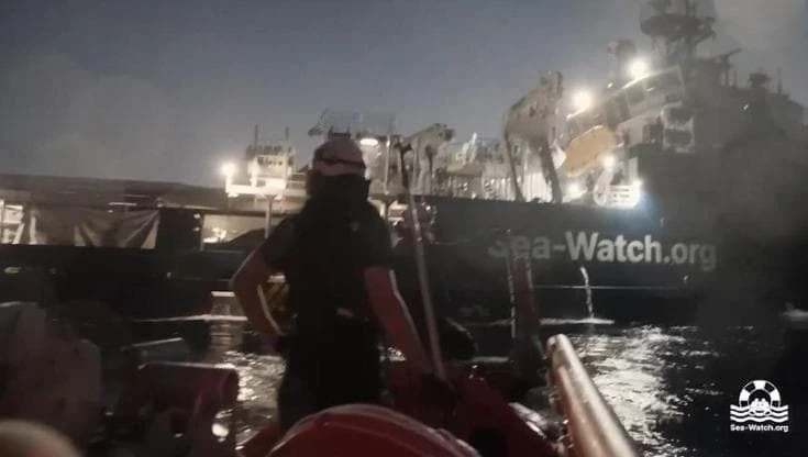 Cento persone salvate in mare da Sea Watch 5: le immagini dei soccorsi, la nave verso Catania