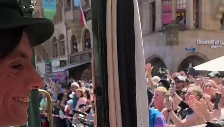Lucio Corsi, bagno di folla a Basilea mentre sfila sul tram d'epoca