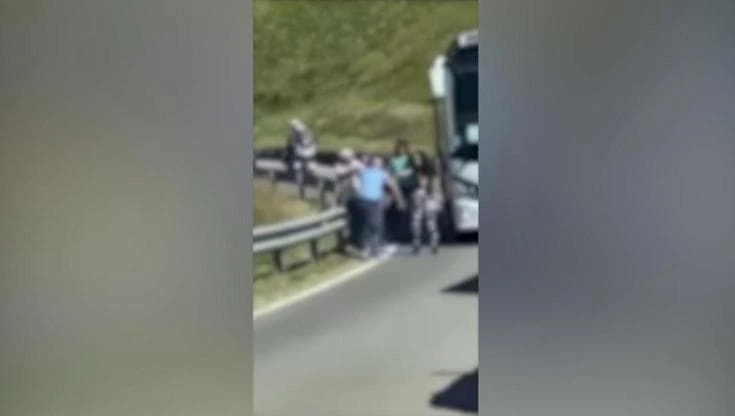 Pullman incastrati sul Passo Sella: la lite tra gli autisti degenera in rissa