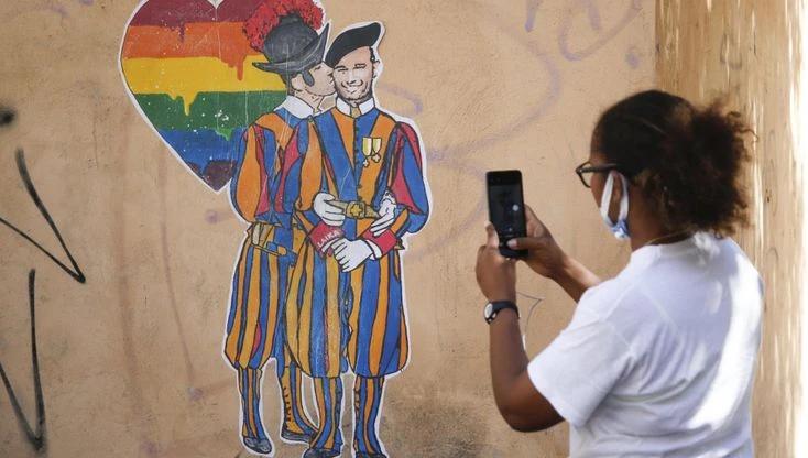 Il pride di Roma: c'è anche il murale con due guardie svizzere in atteggiamento affettuoso