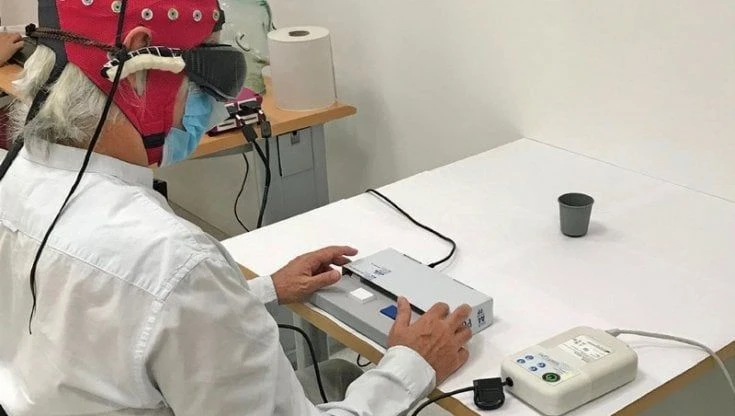 Cieco da 40 anni torna a vedere parzialmente grazie alla luce e alla terapia genica