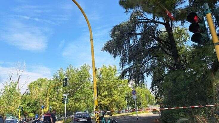 Artificieri in via Cozzi e strada bloccata per tre candelotti abbandonati sul marciapiedi