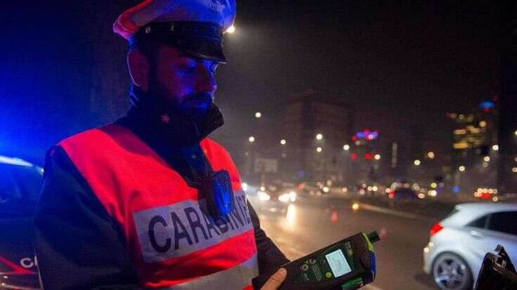 Esce di strada con la sua auto, i carabinieri lo trovano ubriaco: tasso di alcol 7 volte oltre i limiti di legge, denunciato un 24enne nel Cremonese