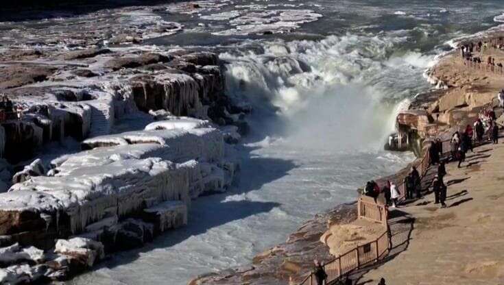 Cina, la cascata di ghiaccio: lo spettacolo lungo il Fiume Giallo